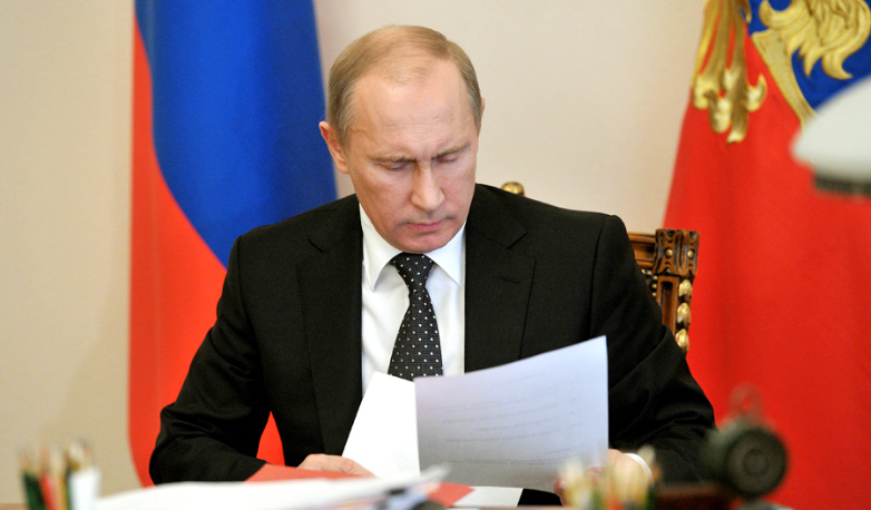 Путин подписывает закон фото